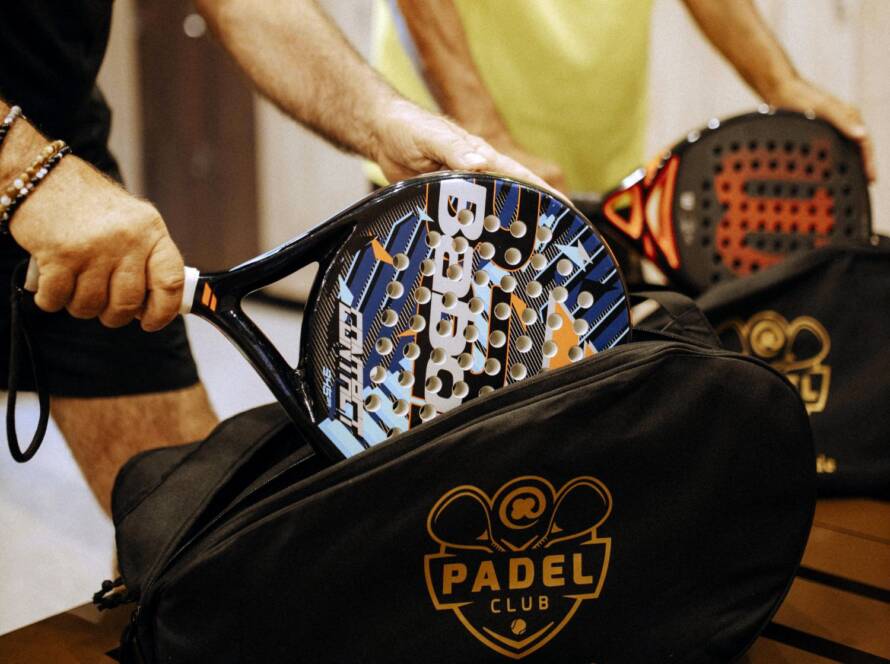 principianti prendono racchetta padel dalla borsa