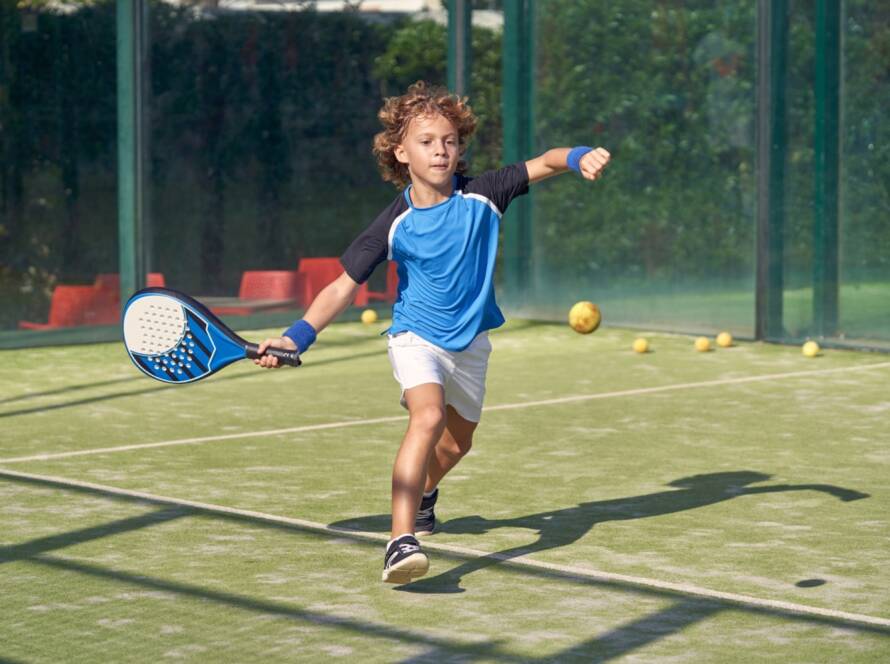 bambino partecipa a lezione di padel