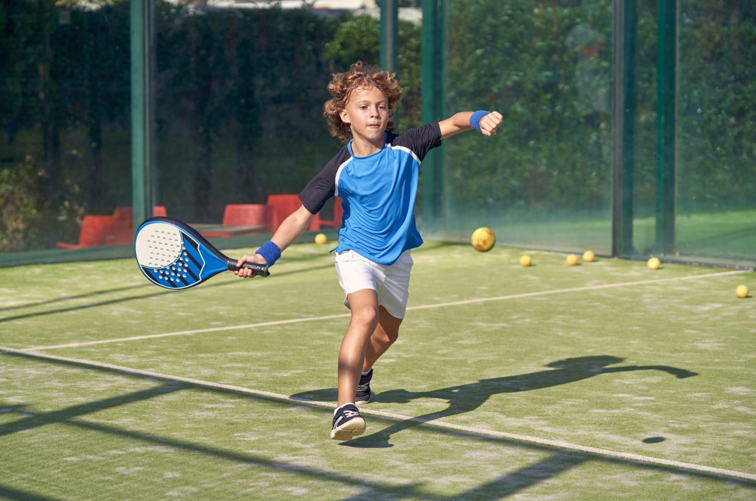 bambino partecipa a lezione di padel