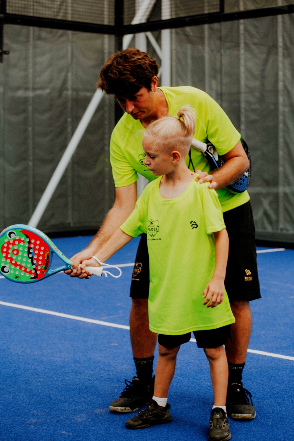 bambino impara ad impugnare racchetta padel