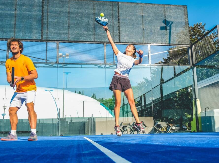 coppia di sportivi gioca a padel in vacanza