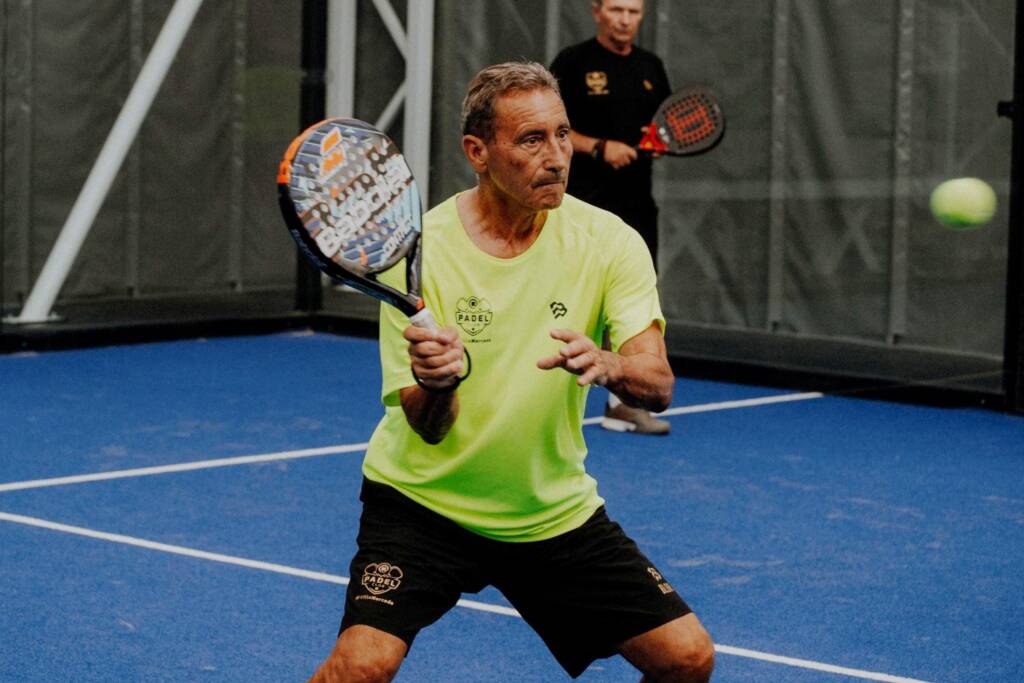 coppia adulti in padel clinic in partita