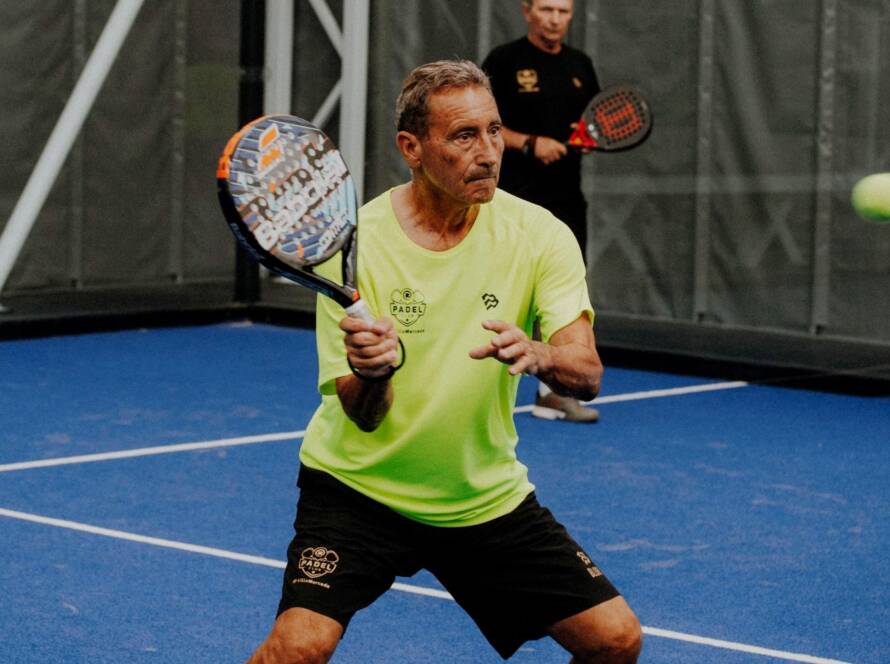 coppia adulti in padel clinic in partita
