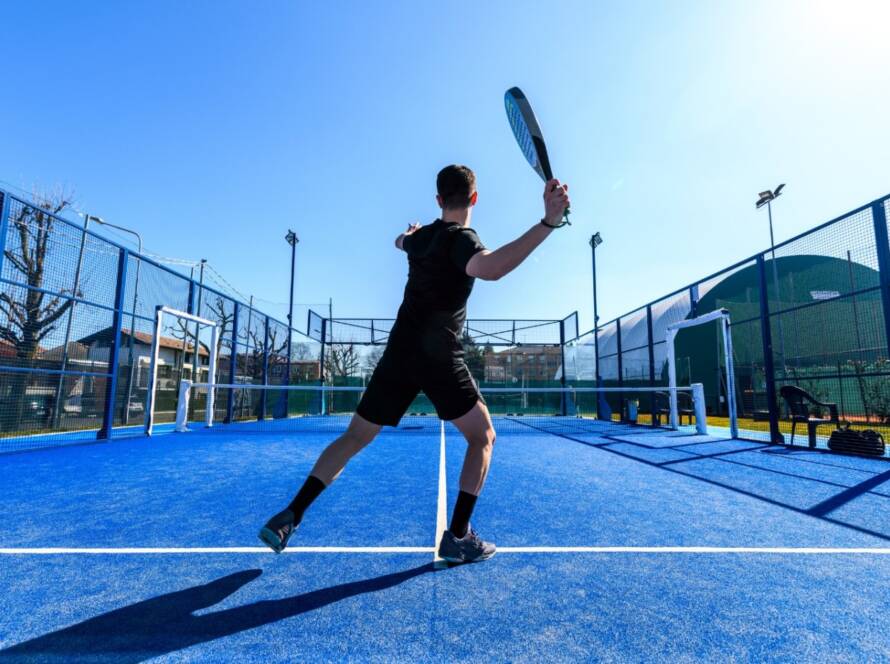 giocatore di padel si allena durante una clinic