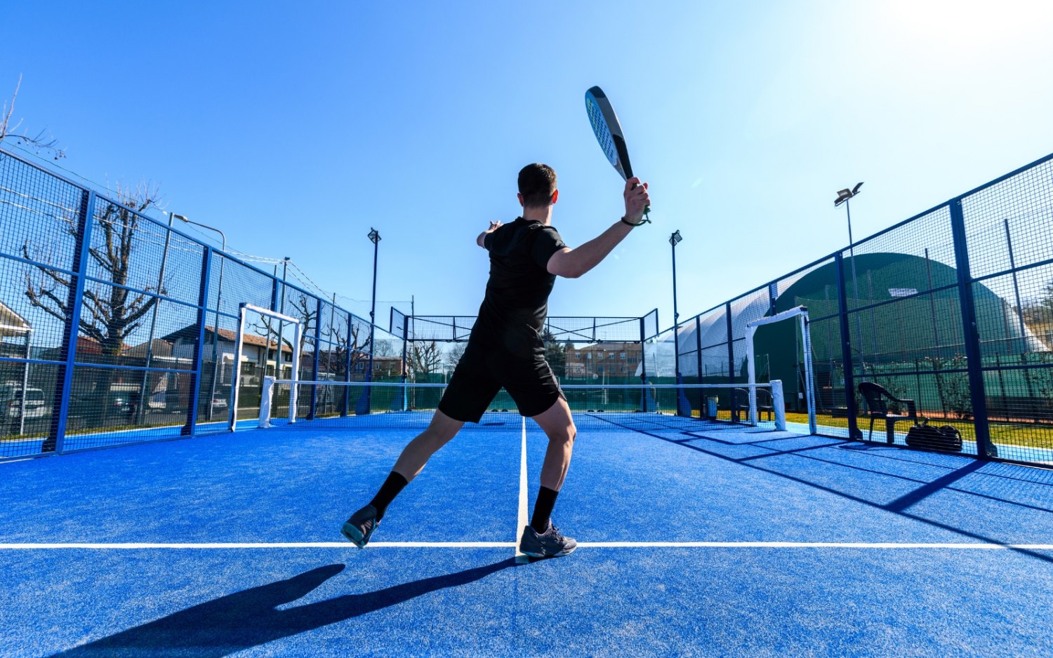 giocatore di padel si allena durante una clinic