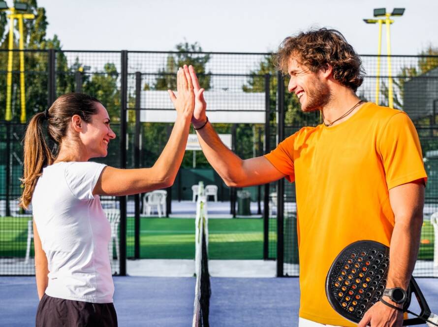 coppia si scambia saluto dopo partita padel