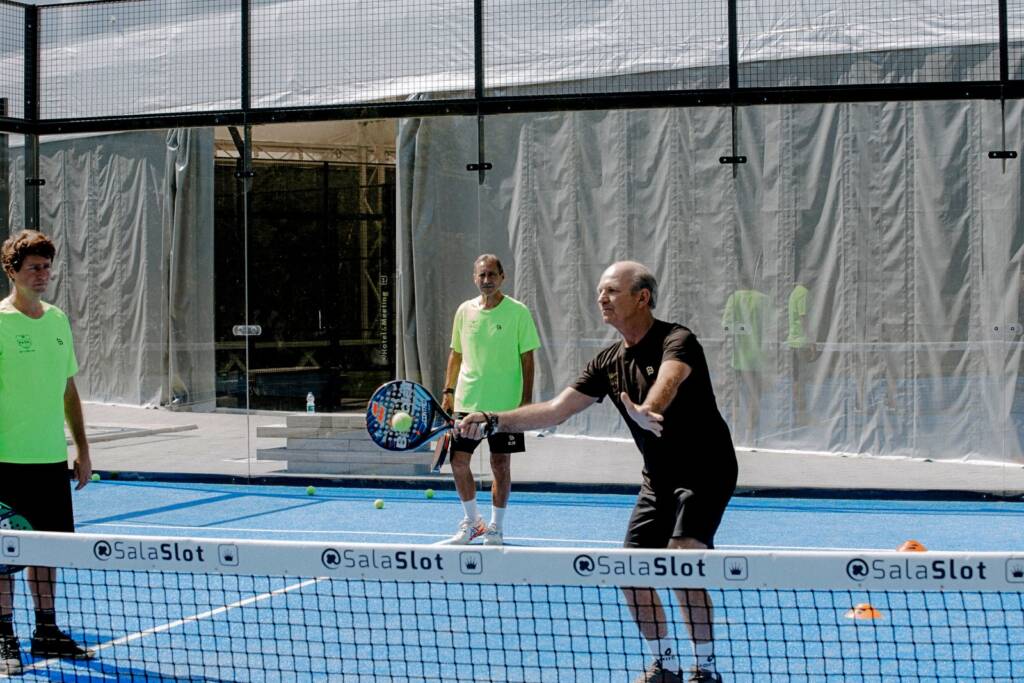 alunni academy in lezione sul posizionamento in campo da padel