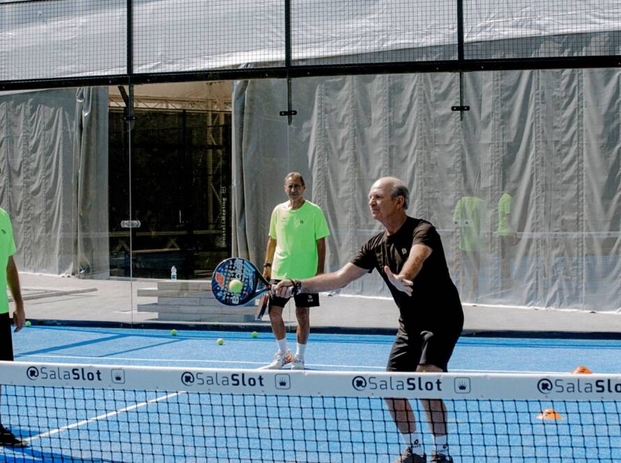 alunni academy in lezione sul posizionamento in campo da padel