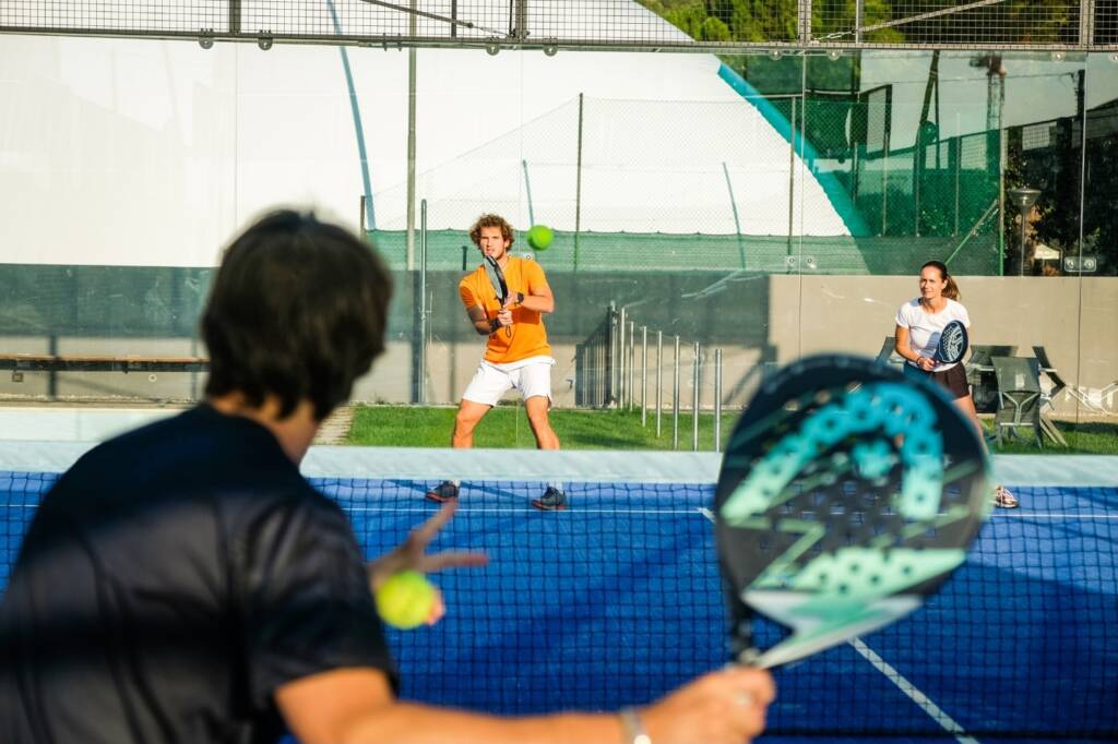 ragazzo partecipa a lezione di padel livello intermedio