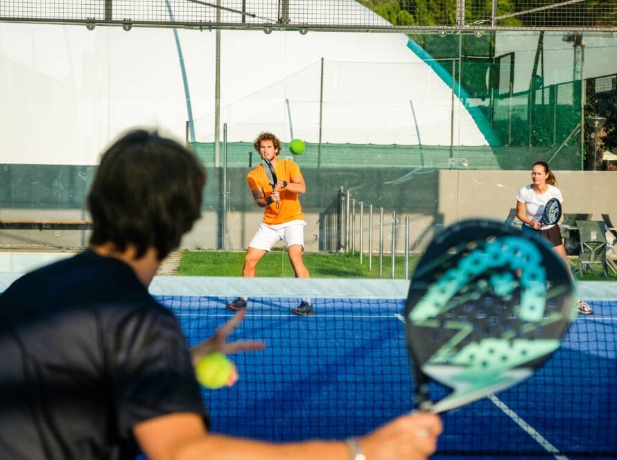 ragazzo partecipa a lezione di padel livello intermedio