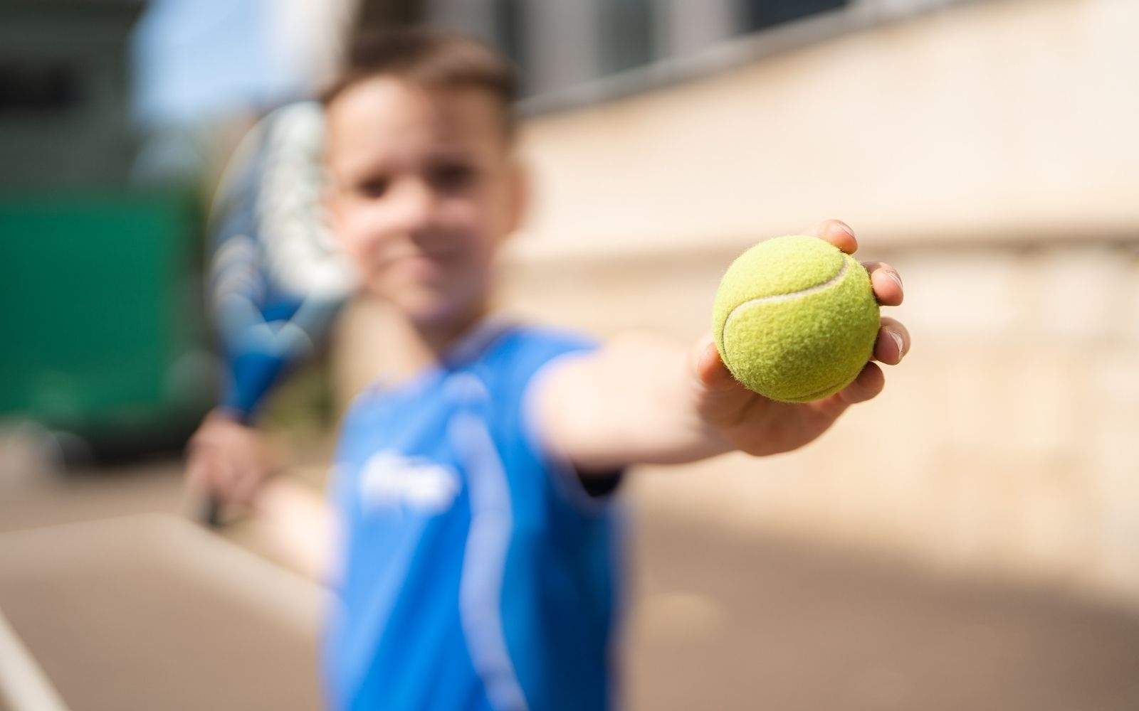 bambino a lezione padel tiene pallina in mano