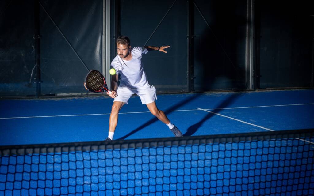 giocatore di padel gioca durante una masterclass