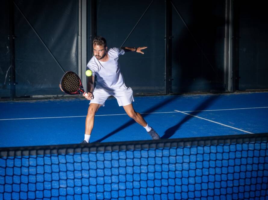 giocatore di padel gioca durante una masterclass