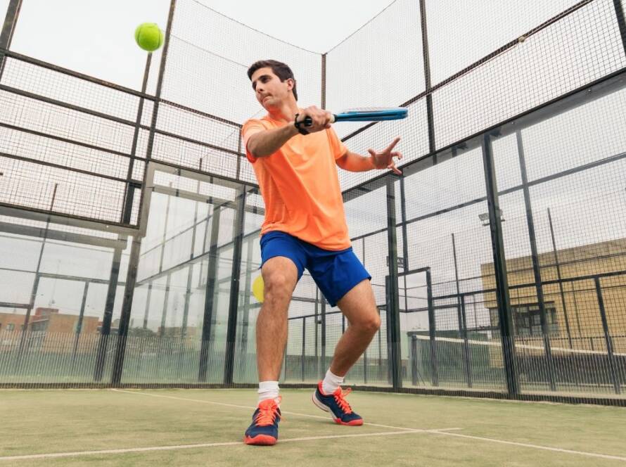 ragazzo gioca a padel