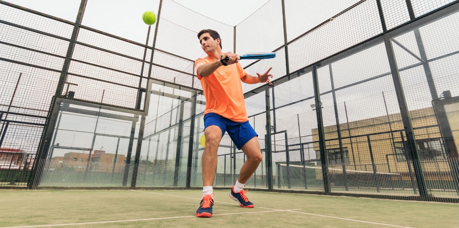 ragazzo gioca a padel