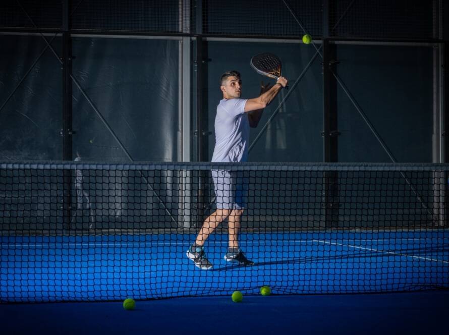 giocatore di padel indoor in inverno