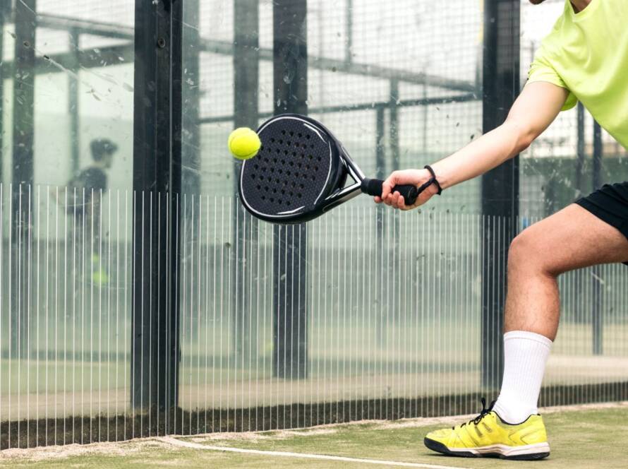 ragazzo si prepara per un uscita a parete durante partita di padel