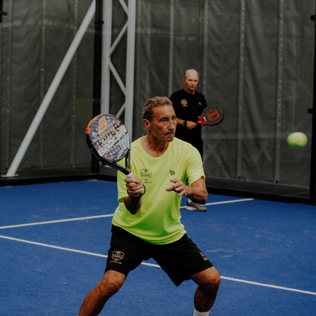coppia adulti in padel clinic in partita