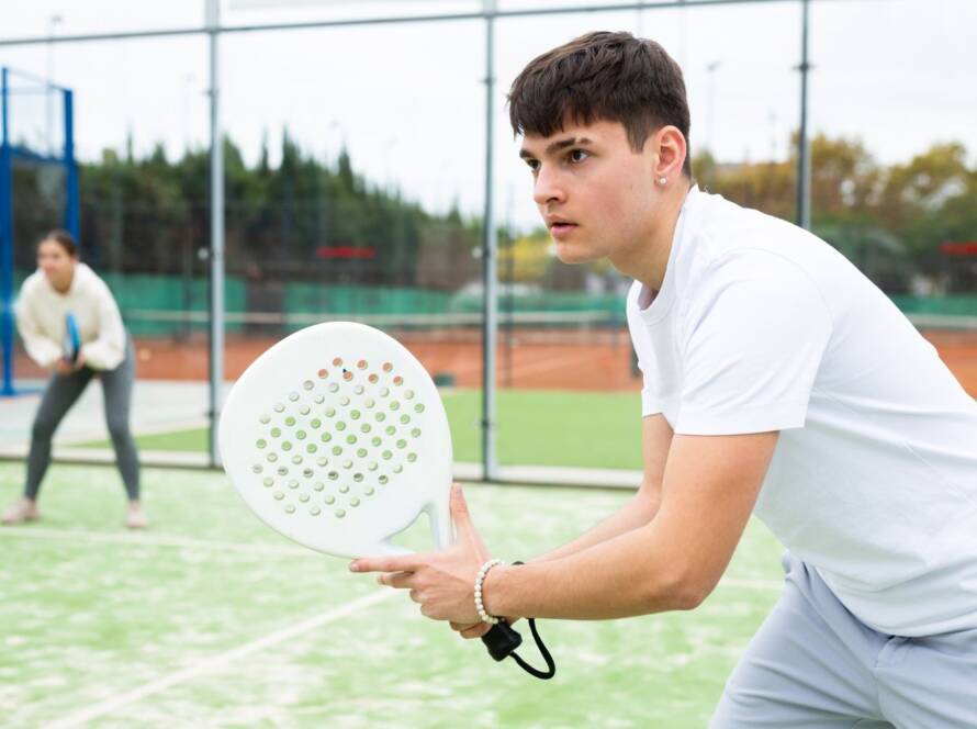 ragazzo allena impostazione sul rovescio nel padel