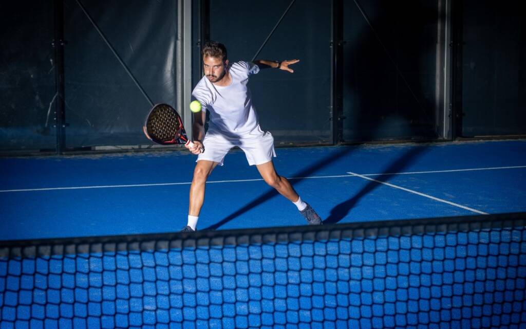 ragazzo effettua colpo di volée a padel