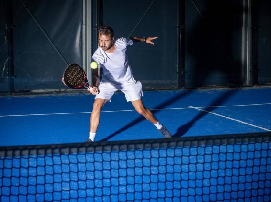 ragazzo effettua colpo di volée a padel