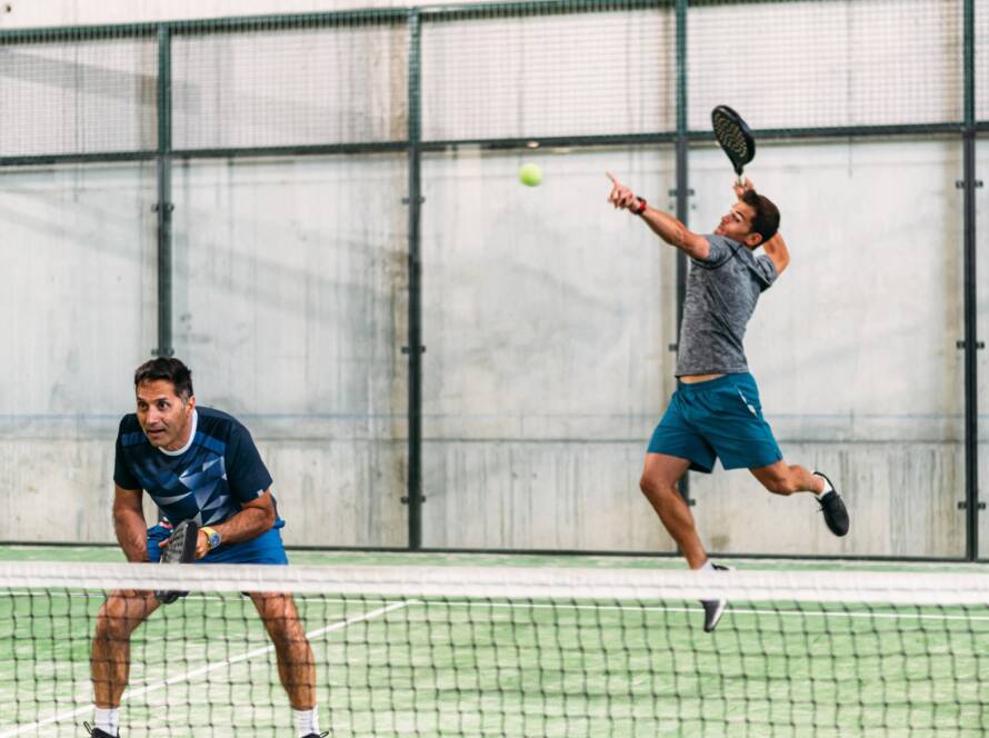 giocatore di padel salta per effettuare uno smash