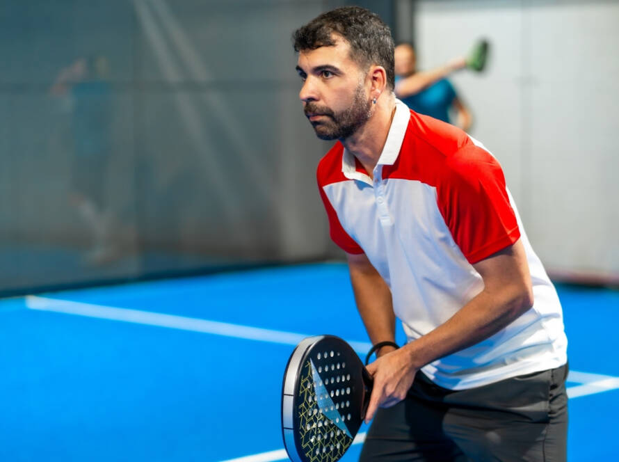 ragazzo in campo da padel si prepara a bandeja
