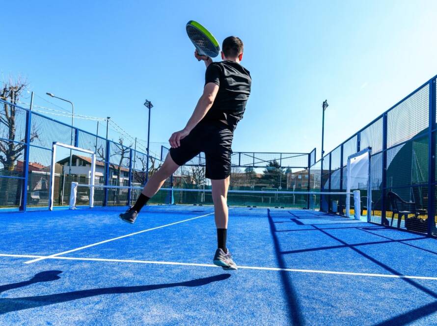 ragazzo esegue víbora sul campo da padel