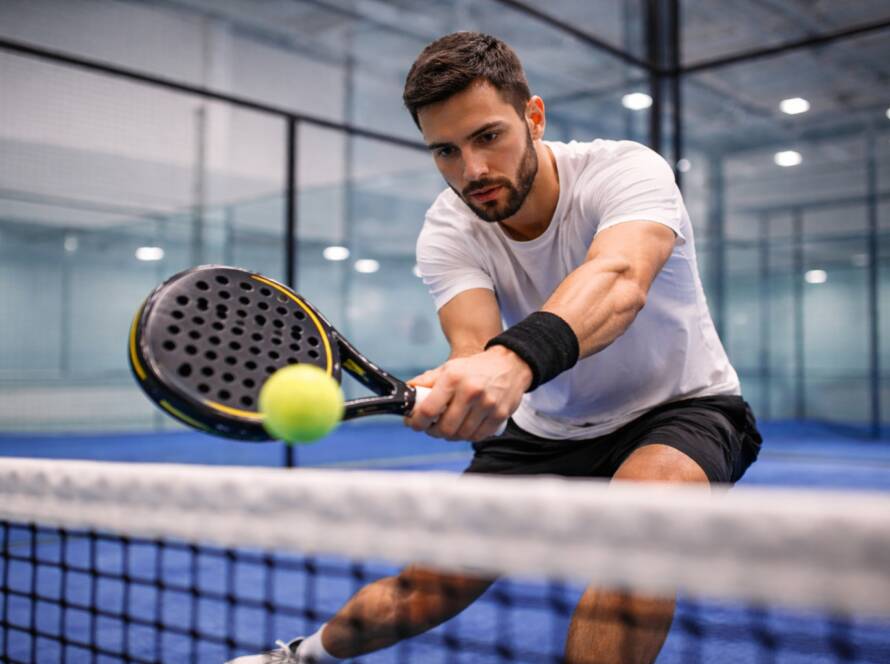 ragazzo effettua una chiquita a padel