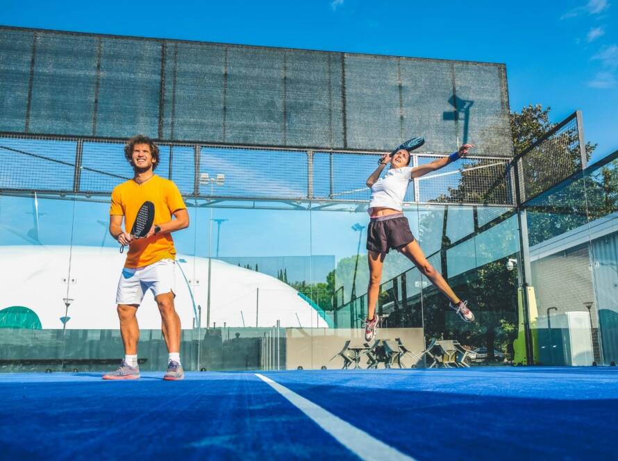 ragazza risponde in match di padel mentre il compagno è in nevera