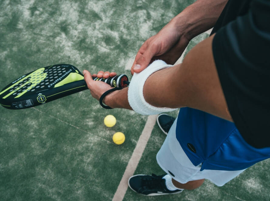 ragazzo con racchetta da padel