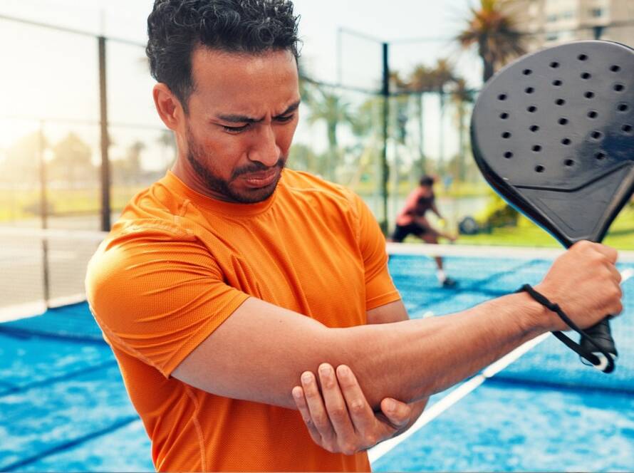 giocatore di padel accusa dolore al gomito durante allenamento